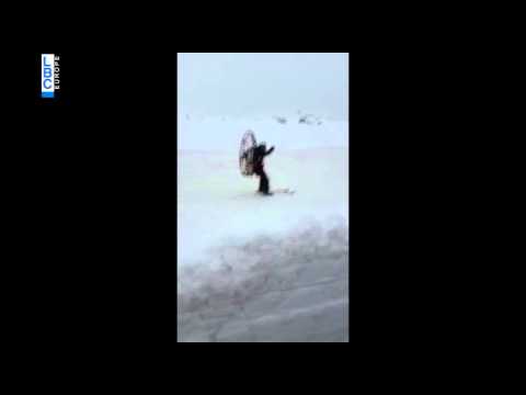 لبناني يجري على الجليد بمروحة