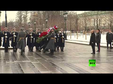 بوتين يضع الزهور على نصب الجندي المجهول