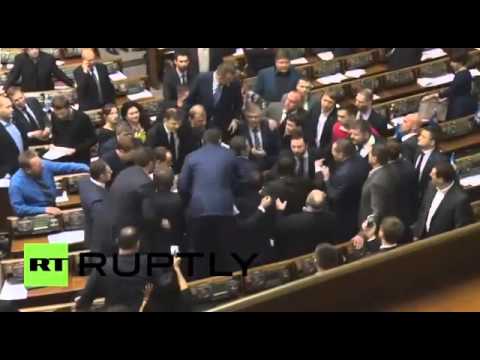 اشتباكات بالأيدي بين نواب البرلمان الأوكراني