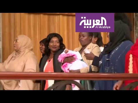 طرد نائبة من البرلمان الكيني لاصطحابها رضيعتها