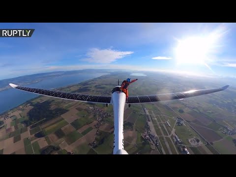 أول  قفزة  مظلية في التاريخ من طائرة تعمل بالطاقة الشمسية