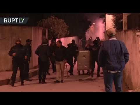 شاهداشتباكات بين قوات الأمن ومتظاهرين خلال احتجاجات ليلية