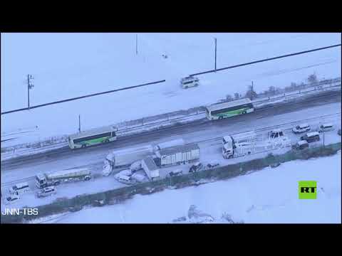 شاهد تصادم أكثر من 130 سيارة على طريق سريع في اليابان بسبب الثلوج