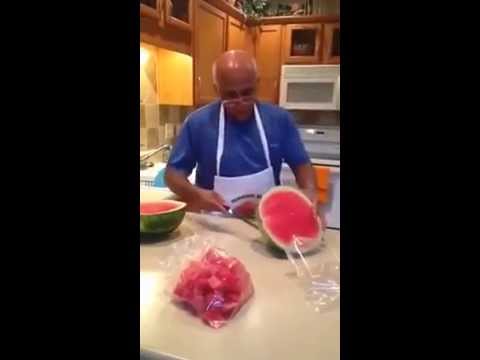 شاهد بالفيديو أسهل طريقة لتقطيع ثمرة البطيخ
