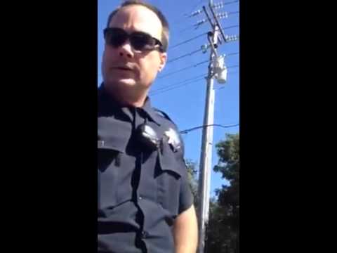 بالفيديو سيدة تجادل شرطي حول نظارته بسبب وقوفها في مكان ممنوع