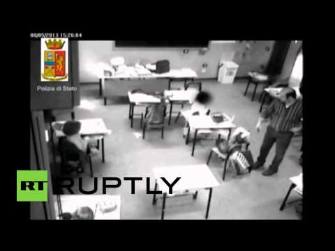 مدرس إيطالي يعتدي على التلاميذ بالضرب