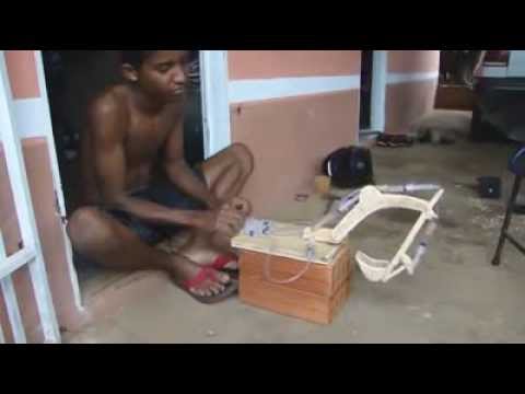 طفل هندي يخترع جرافة بحقن بلاستيكية