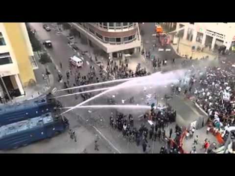 شاهد لحظة هجوم قوات الأمن بخراطيم المياه على متظاهري بيروت