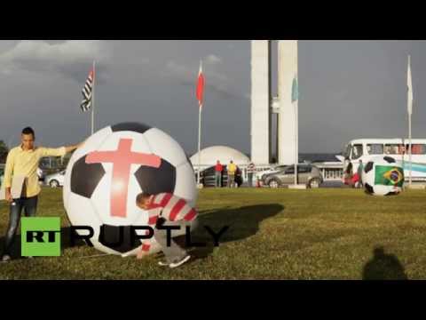 نشطاء يضعون 12 كرة عملاقة أمام مبنى البرلمان البرازيلي