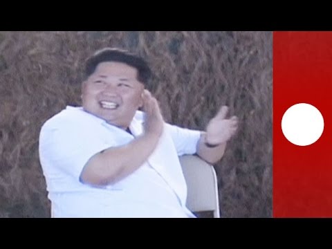شاهد  زعيم كوريا الشمالية يصفق عقب إطلاق صواريخ