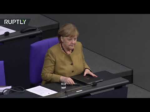شاهد ميركل تتعرض لموقف محرج داخل البرلمان الألماني بسبب الكمامة
